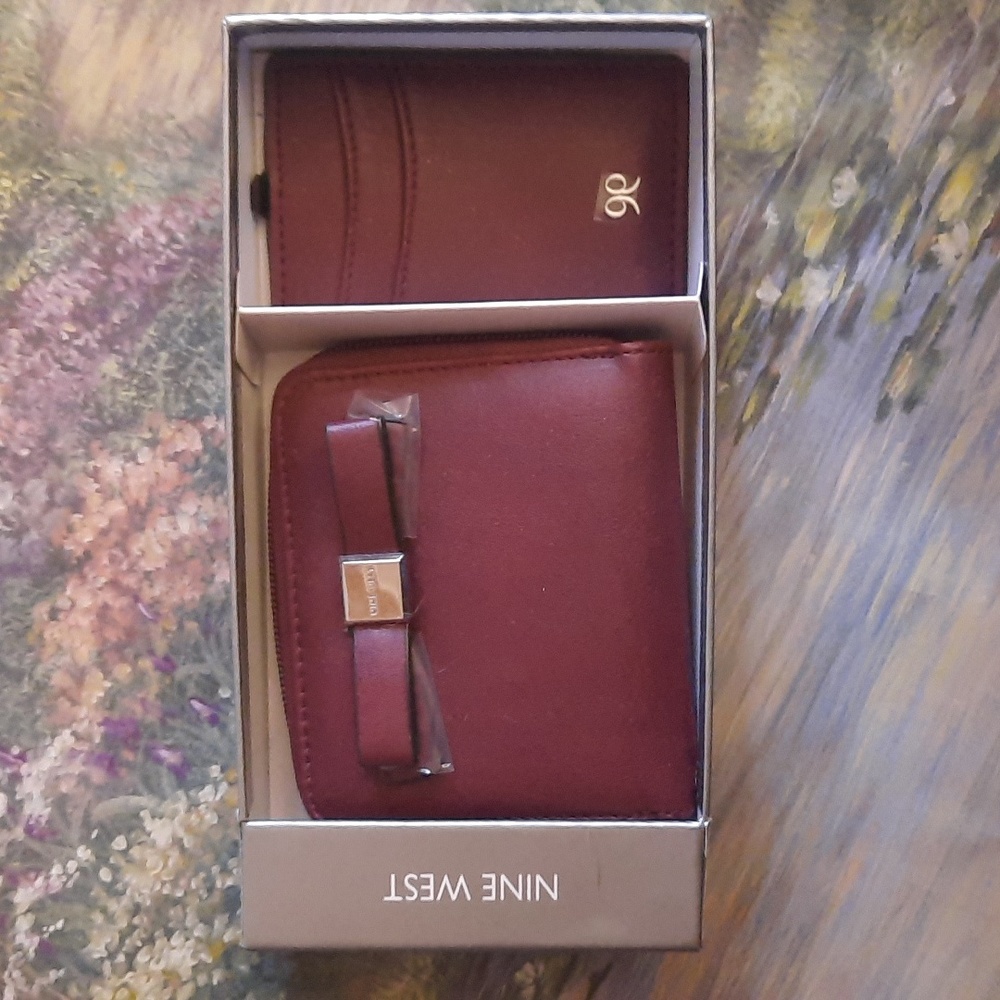 Nine West card holder and wallet no wristlet with this one